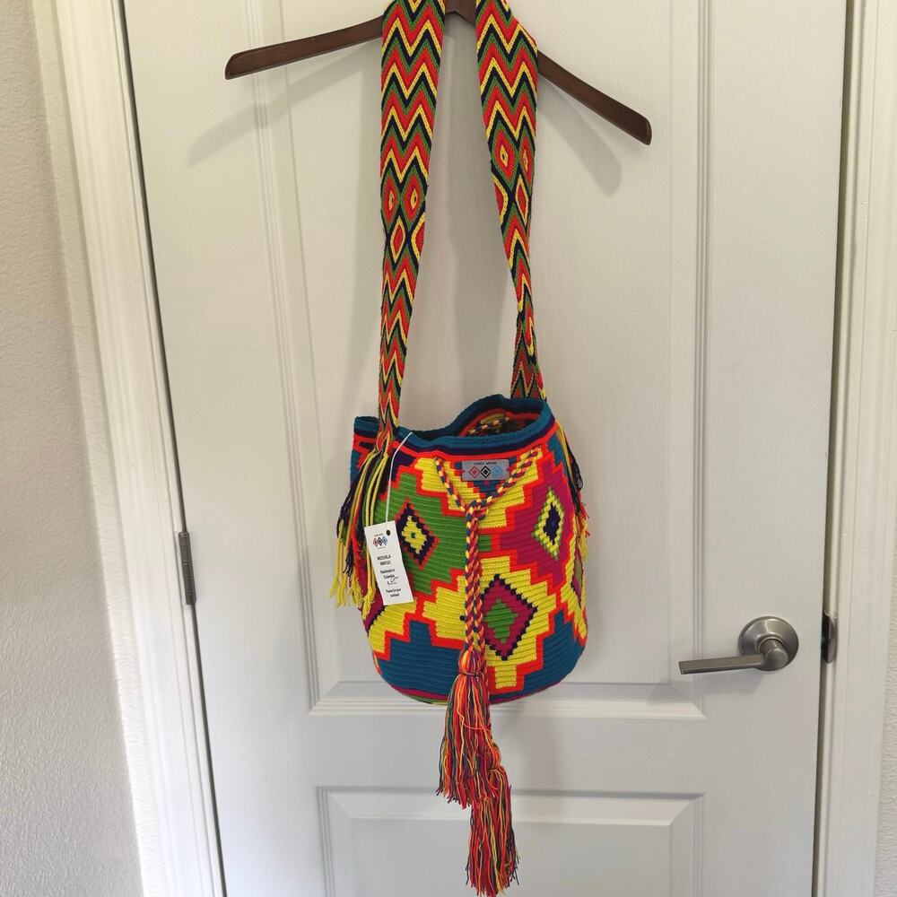 NWT Mochila Wayuu Colombian Hand Woven Shoulder Crossbody Bucket Bag Colorful